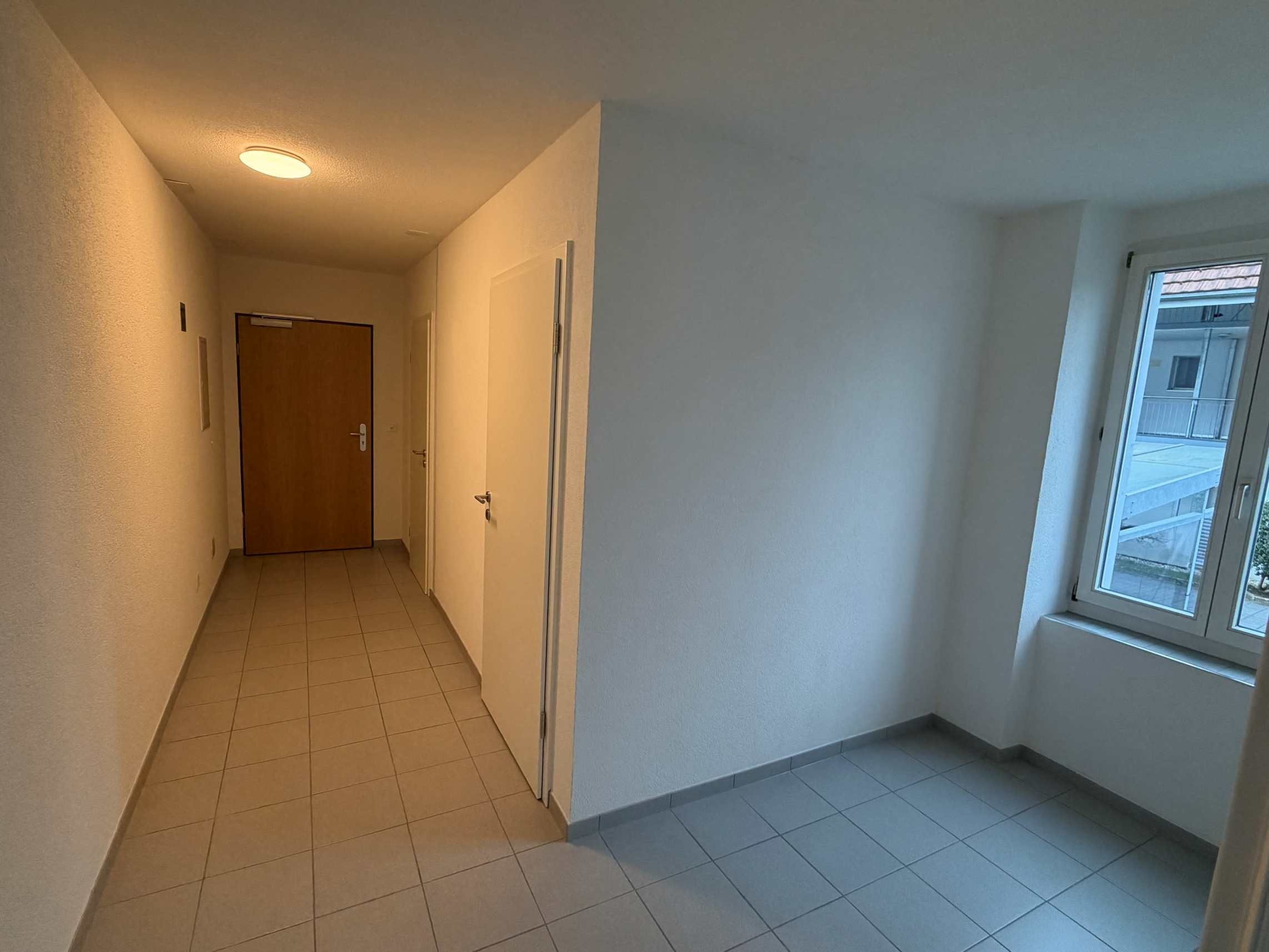 Hauptraum mit Schaufenstern