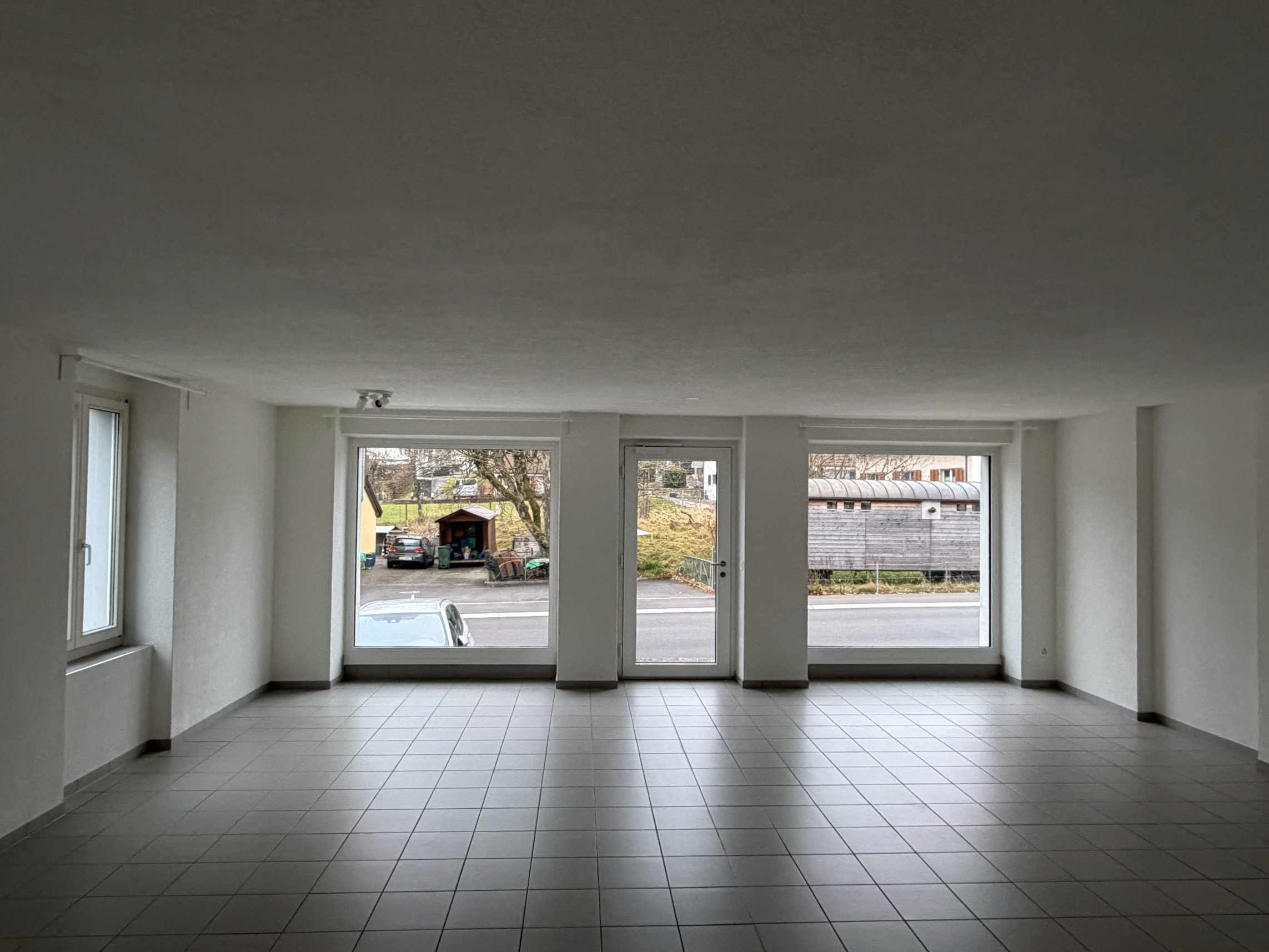 Hauptraum mit Sonnenlicht